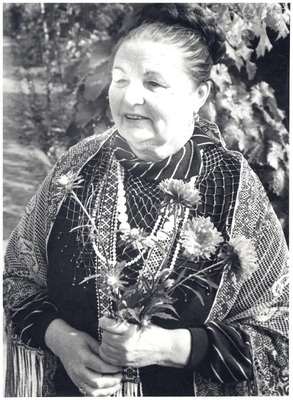 Фотография. Мордасова М.Н. с букетом. Фотограф Вязовой М.П.