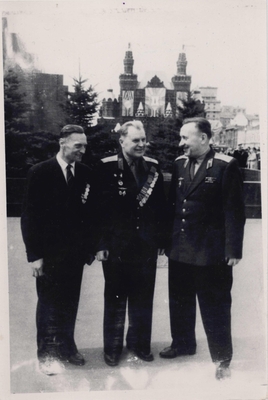 Фотография групповая: На Красной площади, перед зданием ГИМа стоят слева направо: Сидельников И.В., Калинин,  Шипуля. 29.05.66 г. Снимок сделан в день читательской конференции по книге "Пока сердце бьется", о чем свидетельствует дарственная надпись на обороте фотографии.