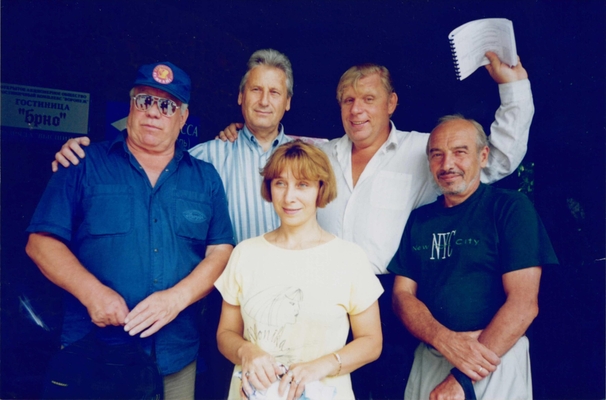 Фотография: Группа создателей фильма "Опять надо жить". Панин В., Новичихин Е., Пятков А., Кузнецова Т., Зельма Т. Гостиница "Брно", 14.08.1999 г. (цветная).