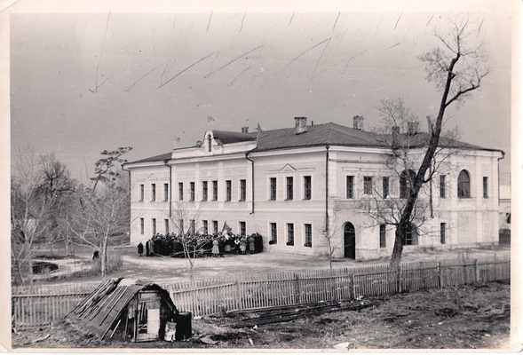 Фотография: Усадьба Веневитиновых 60-е гг. ХХ в. У фасада здания группа людей со знаменем.