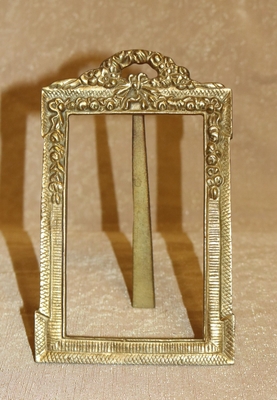 Рамка для фотографий, настольная, декорирована растительным орнаментом. Франция