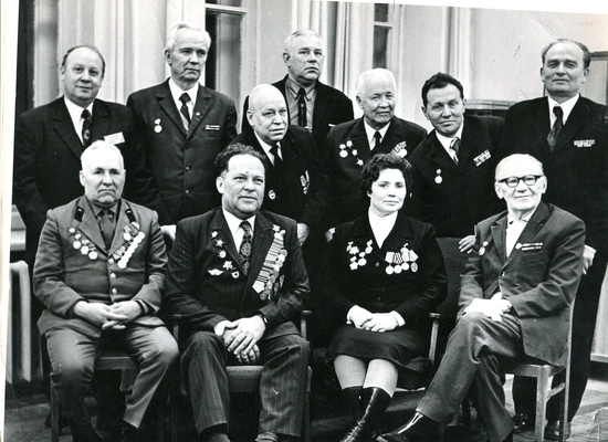 Фотография защитников г. Воронежа. Среди ветеранов Великой Отечественной войны, сидящих в первом ряду - вторая справа Крестникова Е.И., героиня документального рассказа Сидельникова И. "Последний бой Кати Крестниковой". Среди стоящих во втором ряду крайний справа - Сидельников И.В.