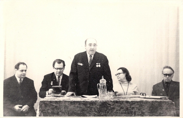 Фотография: Выступает Волохов Ф.С. За столом: Подобедов М.М., Бороздина П.А., Евтушенко В., Тимофеев. 1972 г.