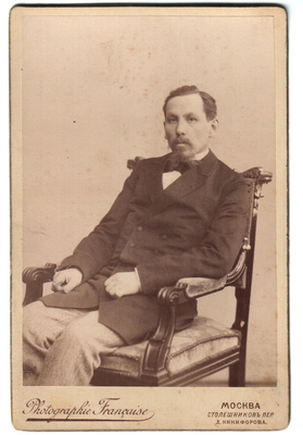 Фотография. Тимешовы. Портрет мужчины, сидящего в кресле.