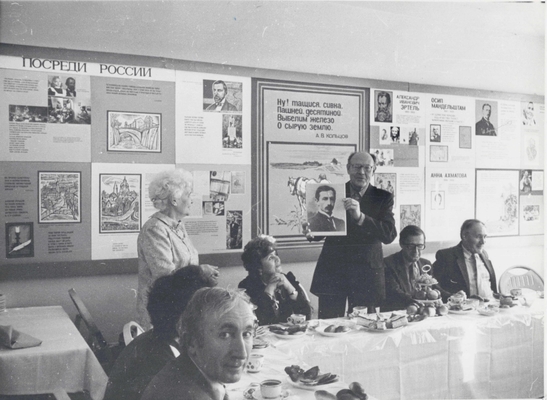 Фотография монохромная: Ю.Д. Гончаров на встрече с воронежскими читателями.