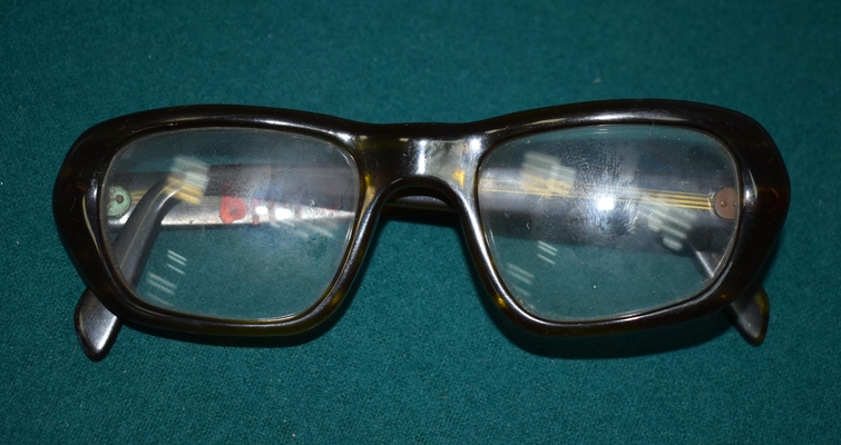 Очки корригирующие писателя Задонского Н.А.