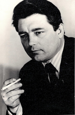 Фотография: Ионкин А.А., поясное, наклон, в руках сигарета. Черно-белая. На обороте дарственная надпись редактору газеты "Станкостроитель" Зине Бородулиной 21.09.1976 г.