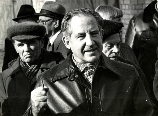 Фотография. Гордейчев В.Г., председатель Воронежской Областной писательской организации, на открытии мемориальной доски на доме, где жил И.С. Никитин.