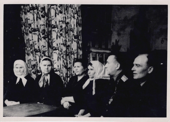 Фотография участников телевизионной постановки по книге Сидельникова И. "Пока сердце бьется", г. Воронеж, январь 1964 г. За столом сидят актрисы, справа: Шипуля И.С., Сидельников И.В. (крайний).