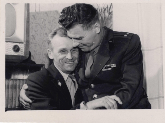 Фотография прототипов героев книги Сидельникова И.В. "Неутраченное счастье". Сидят обнявшись слева направо: Батраченко и Орлов Ф. (в книге Грачев).