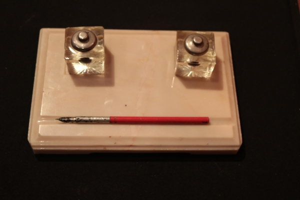 Предмет быта: Подставка мраморная от набора чернильного. Принадлежал Н.Е. Штемпель.