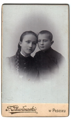 Фотография. Тимешовы. Девушка-гимназистка с младшим братом.