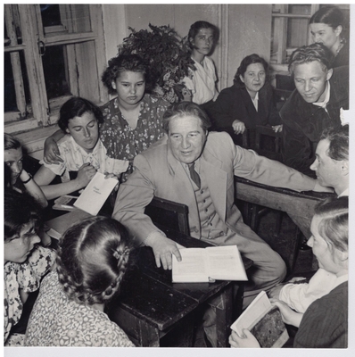 Фотография: Н.А. Задонский среди студентов ист.-фил. ф-та университета.