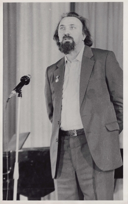 Фотопортрет Пашнева Э., поколенный, почти анфас. Стоит у рояля, перед микрофоном.