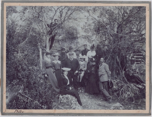 Фотография Эртель М.В. и группа лиц в гроте № 2 в Массандре