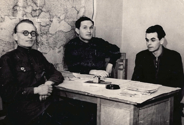 Фотография. Сидельников И., Коноплин Н., Подкопаев Б., сельхозотдел редакции газеты «Коммуна», 1947 г.