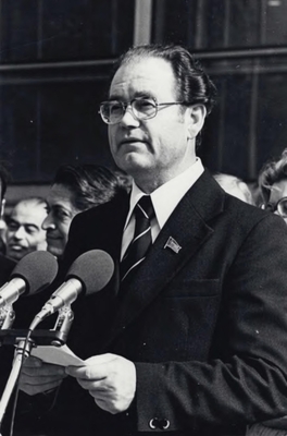 Фотография: Стукалин Б.И. ВДНХ, 1977 г. Открытие международной книжной ярмарки. У микрофона Б.И. Стукалин, поясной, разворот.