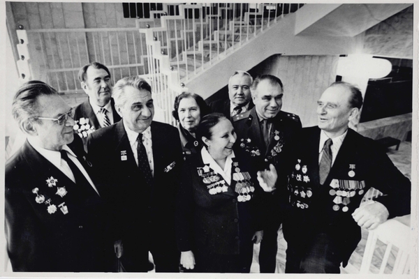 Фотография участников боев за Воронеж (100 с.д.). Группа из 8-ми человек сфотографирована на лестничной площадке кукольного театра. Крайний справа - Сидельников И.В.