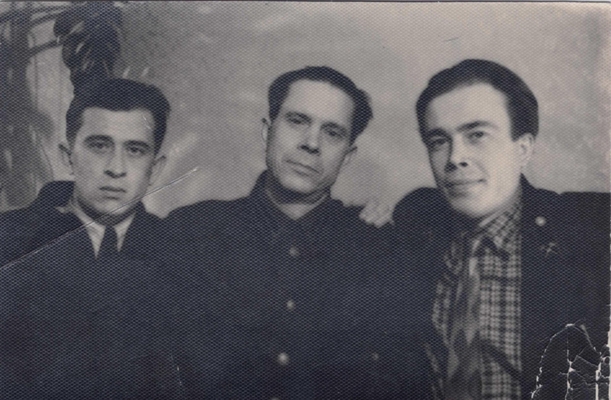 Фотография монохромная: Жигулин А.В. с отцом и братом, г. Воронеж