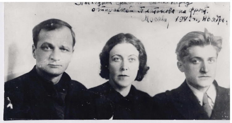 Фотография: А. Платонов с семьей.