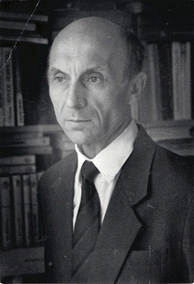 Фотография черно-белая: Будаков В.В. - писатель, у книжных полок, поясной, 2000 г.