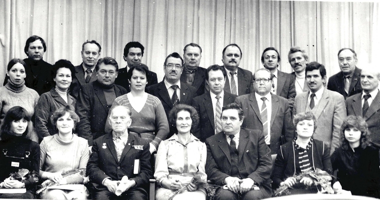 Фотография черно-белая: Участники торжественного собрания, посвященного 20-летию газеты "Станкостроитель" Воронежского Станкостроительного завода им. 50-летия Ленинского Комсомола. Конференцзал, 9 января 1985 г. Ионкин А. - 2 ряд, третий. Бородулина З.И. - 1-й ряд, четвертая.