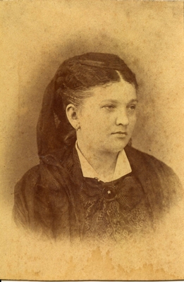 Фотография Анны Ивановны Брюхановой. На обороте типографски отпечатано: "Фотография Н. Русинова на Бол. Двор. Улице в д. Веселовского рядом с Семинариею (вход в ворота) в Воронеже".