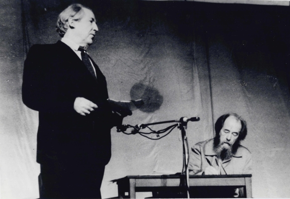 Фотография: Встреча жителей г. Воронежа с Солженицыным А.И., 1994 г.  На сцене выступает Гордейчев В., за столом Солженицын А.И. Дарственная надпись Гордейчева: "Жене Новичихину 06.03.95 г.