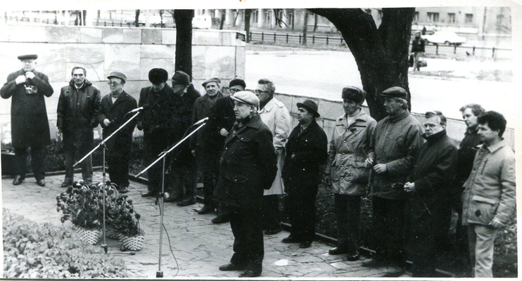 Фотография: Кольцовско-Никитинские дни. Группа писателей перед возложением цветов. У микрофона Гордейчев В.Г.