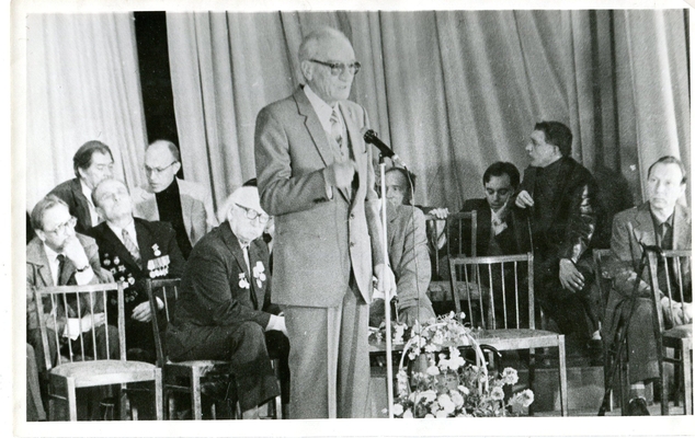 Фотография: Литературный вечер в Доме актера, 1988 г.  У микрофона Троепольский Г. На стульях сидят: 1 ряд - Люфанов Е., Лутков Г., 2 ряд: Поляков В., Сидельников И., 3 ряд: Касаткин П., Мартынов В., Пресман Г., Голубев А., Шевченко О.