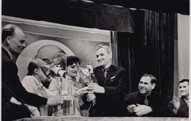 Фотография; Встреча читателей с писателем Сидельниковым И.В. и героем его книги "Неутраченное счастье" Батраченко С.И. Вручение цветов.