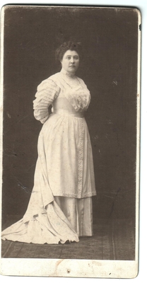 Фотография. Тимешовы. Портрет женщины в полный рост.