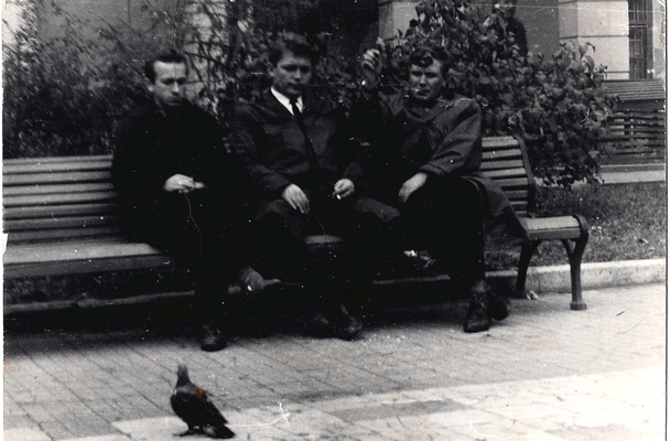 Фотография: Мясников А., Ионкин А. и журналист газеты "Коммуна" сидят на городской скамейке, 70-е годы. (черно-белая).