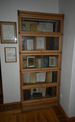 Книжный шкаф Эртеля, шведский, представляет собой разборный стеллаж, состоит из семи съемных полок, делящихся по размеру на три группы. Полки имеют застекленные дверки на шарнирах. Полки устанавливаются на буковое основание, в которое вмонтирован замок, закрывающий одновременно все полки.