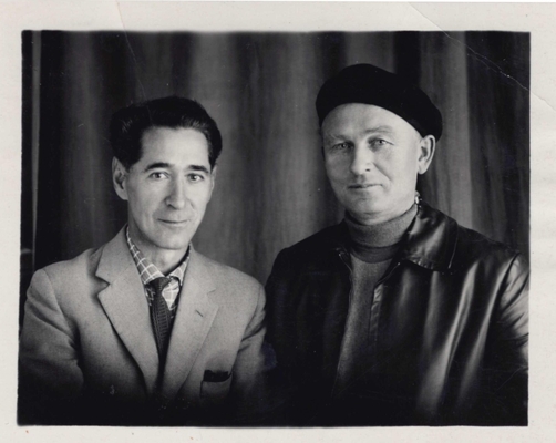 Фотография: Сидельникова И.В. (справа) и Кравцова Н.М., героя повести "С повинной". Сидельников И. одет в куртку, на голове берет, Кравцов Н.М. в костюме.