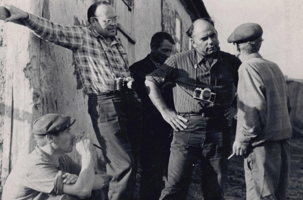 Фотография монохромная: Ю.Д. Гончаров, В.М. Песков, Воронежская область, с. Карачун, 1971 г. На обороте находится автограф Ю.Д. Гончарова.