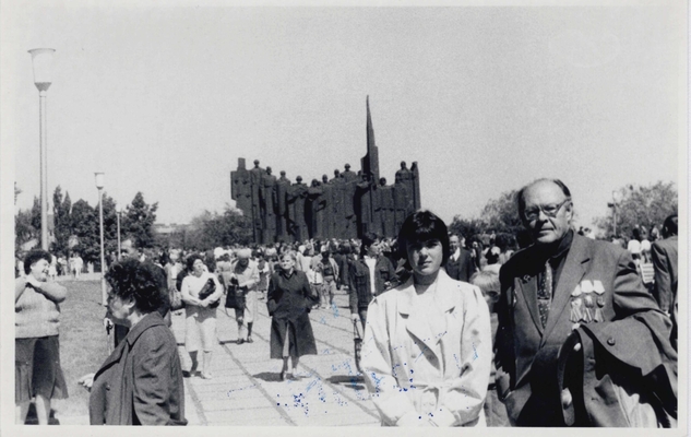 Фотография монохромная: Ю.Д. Гончаров с дочерью.