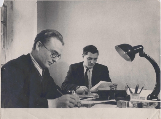 Фотография Сидельникова И.В. - ответственного редактора газеты "Молодой коммунар" (слева) и ответственного секретаря Иванова Г.П., 1951 г. Снимок сделан на рабочем месте в редакции газеты.